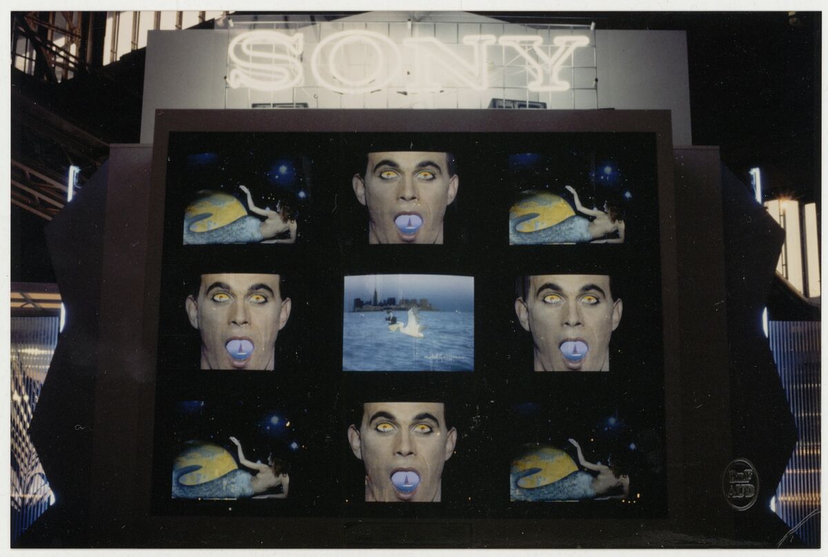 Fonds d'archives Jaffrennou, Michel. 1986 : Jim Tracking. Photographies de l'installation lors de du Sony Word